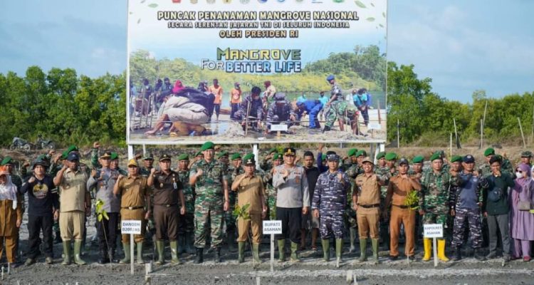 TEKS: Bupati Asahan H Surya, BSc saat mengikuti acara Puncak Penanaman Mangrove Nasional secara serentak yang diikuti oleh Jajaran TNI Di Seluruh Indonesia dan dibuka langsung oleh Presiden RI secara virtual.(Foto:informasiterpercaya.com)