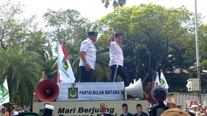 TEKS: Partai Bulan Bintang (PBB) mendaftarkan bakal calon legislatif (bacaleg) Pemilu 2024 ke KPU RI. Pendaftaran bakal caleg PBB ke KPU dipimpin Ketum PBB Yusril Ihza Mahendra.(Foto:Ist)