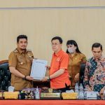 Wali Kota Medan Bobby Nasution menghadiri Rapat Paripurna Penyampaian Pemandangan Umum Fraksi-Fraksi DPRD Kota Medan atas Penjelasan Kepala Daerah Terhadap Ranperda Kota Medan tentang Laporan Pertanggungjawaban Pelaksanaan APBD Tahun 2022 di Gedung DPRD Medan, Senin (19/6).(Foto:www.informasiterpercaya.com)