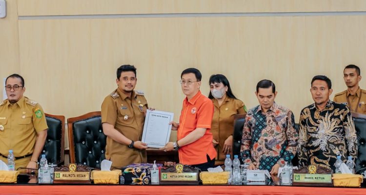 Wali Kota Medan Bobby Nasution menghadiri Rapat Paripurna Penyampaian Pemandangan Umum Fraksi-Fraksi DPRD Kota Medan atas Penjelasan Kepala Daerah Terhadap Ranperda Kota Medan tentang Laporan Pertanggungjawaban Pelaksanaan APBD Tahun 2022 di Gedung DPRD Medan, Senin (19/6).(Foto:www.informasiterpercaya.com)