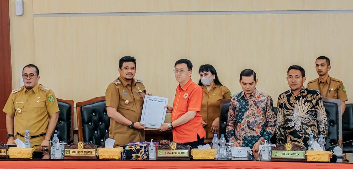 Wali Kota Medan Bobby Nasution menghadiri Rapat Paripurna Penyampaian Pemandangan Umum Fraksi-Fraksi DPRD Kota Medan atas Penjelasan Kepala Daerah Terhadap Ranperda Kota Medan tentang Laporan Pertanggungjawaban Pelaksanaan APBD Tahun 2022 di Gedung DPRD Medan, Senin (19/6).(Foto:www.informasiterpercaya.com)