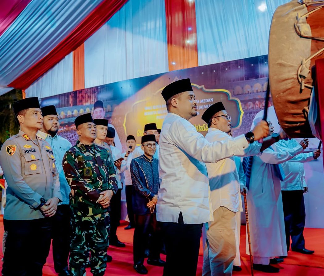 Wali Kota Medan Bobby Nasufion tabuh bedug menandai Malam Takbiran Iduladha 1444 H Pemko Medan di halaman depan kantor wali kota.(Foto:www.informasiterpercaya.com)