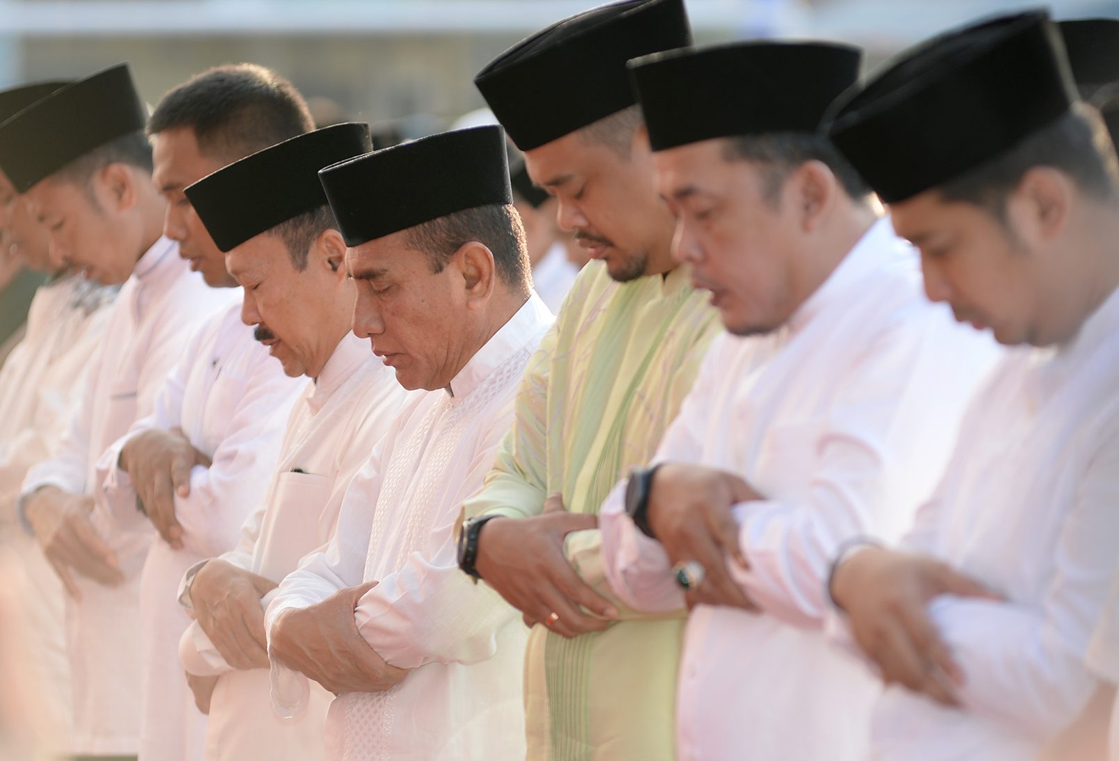 Wali Kota Medan Bobby Nasution dan Gubsu Edy Ramayadi bersama ribuan masyarakat Kota Medan dan sekitarnya di lapangan sepak bola Mabar Jalan Mangaan Medan Deli melaksanakan Salat Idul Adha 1444 H, Kamis (29/06/2023).(Foto:www.informasiterpercaya.com)