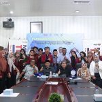 Foto bersama mahasiswa usai mengikuti talkshow Parlement goes to campus, Selasa (20/6), hadir sebagai pembicara H.Hendra Cipta, SE (Anggota DPRD Sumut) dan Zakaria Siregar, S.Sos, MSP (Dosen Fisip UISU).(Foto:www.informasiterpercaya.com)