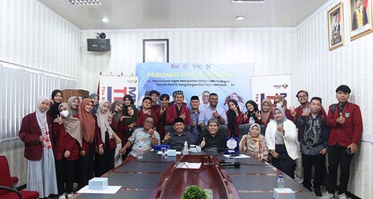 Foto bersama mahasiswa usai mengikuti talkshow Parlement goes to campus, Selasa (20/6), hadir sebagai pembicara H.Hendra Cipta, SE (Anggota DPRD Sumut) dan Zakaria Siregar, S.Sos, MSP (Dosen Fisip UISU).(Foto:www.informasiterpercaya.com)