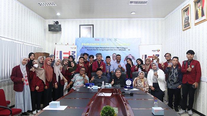 Foto bersama mahasiswa usai mengikuti talkshow Parlement goes to campus, Selasa (20/6), hadir sebagai pembicara H.Hendra Cipta, SE (Anggota DPRD Sumut) dan Zakaria Siregar, S.Sos, MSP (Dosen Fisip UISU).(Foto:www.informasiterpercaya.com)