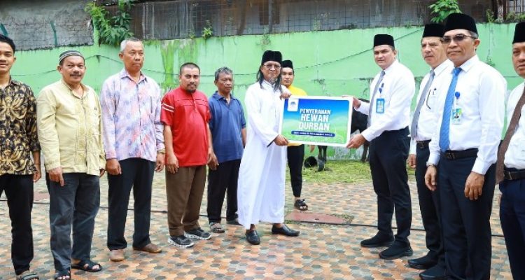 Direktur Utama Perumda Tirtanadi Kabir Bedi menyerahkan secara simbolis hewan sapi ke seluruh Instalasi Pengolahan Air Minum (IPAM) untuk dipotong pada Hari Raya Qurban di Masjid Annazofah Jalan Rumah Sumbu ,Medan Kota, Selasa (27/06/2023).(Foto:www.informasiterpercaya.com)