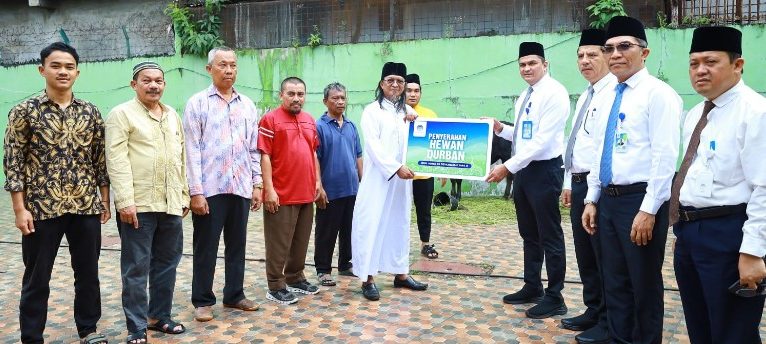 Direktur Utama Perumda Tirtanadi Kabir Bedi menyerahkan secara simbolis hewan sapi ke seluruh Instalasi Pengolahan Air Minum (IPAM) untuk dipotong pada Hari Raya Qurban di Masjid Annazofah Jalan Rumah Sumbu ,Medan Kota, Selasa (27/06/2023).(Foto:www.informasiterpercaya.com)