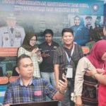 Para pengunjung PRSU antusias mengaktifkan KTP digital atau Identitas Kependudukan Digital di stand Dinas Pemberdayaan Masyarakat dan Desa, Kependudukan dan Catatan Sipil (PMD Dukcapil) Provinsi Sumatera Utara.(FOTO: www.informasiterpercaya.com)