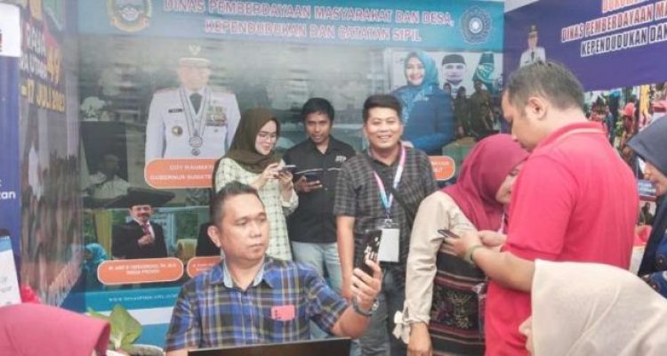 Para pengunjung PRSU antusias mengaktifkan KTP digital atau Identitas Kependudukan Digital di stand Dinas Pemberdayaan Masyarakat dan Desa, Kependudukan dan Catatan Sipil (PMD Dukcapil) Provinsi Sumatera Utara.(FOTO: www.informasiterpercaya.com)