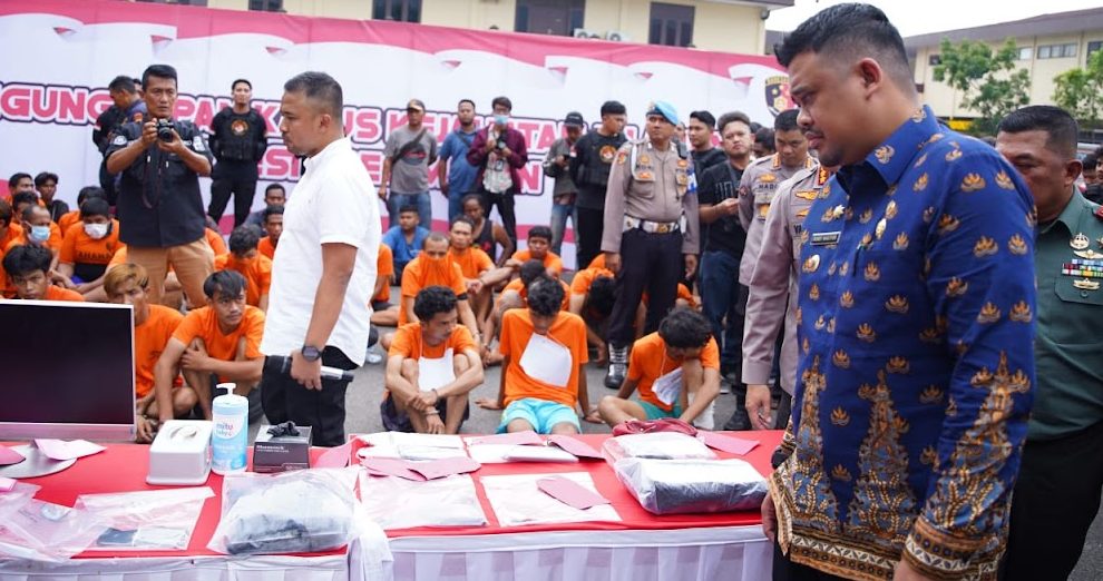 Wali Kota Medan Bobby Nasution mendukung penuh Polda Sumut, Kodam I/BB, Polrestabes Medan dan Kodim 0201/Medan melakukan patroli dan penyekatan di sejumlah titik di Kota Medan maupun di kawasan perbatasan Kota Medan. Penyekatan ini untuk mengantisipasi tindak kriminal di jalanan.(Foto:www.informasiterpercaya.com)