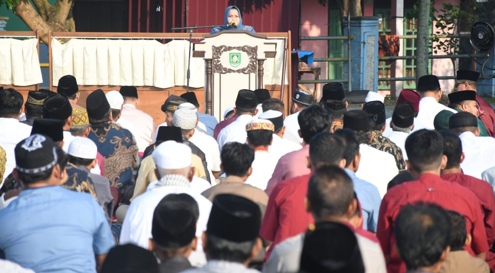 Bupati Bengkalis Kasmarni bersama keluarga melaksanakan Shalat Idul Adha di lapangan Terminal Duri Bestari, Kamis (29/06/2023).(Foto:www.informasiterpercaya.com)