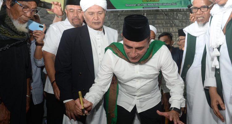 TEKS: Gubsu Edy Rahmayadi menghadiri Haul ke-20 Syech Muhammad Isya Sitorus Al Kholidi Naqsyabandi sekaligus menandatangani prasasti Aula Rumah Suluk Jalan Seiraja Desa Seiraja Kecamatan Seitualang Raso, Kota Tanjungbalai.(Foto:www.informasiterpercaya.com)