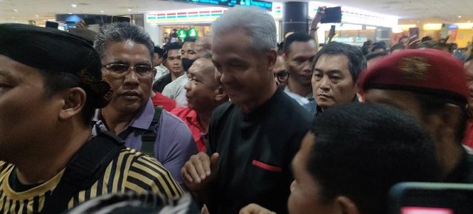 Bakal calon presiden (bacapres) PDIP Ganjar Pranowo tiba di Kualanamu International Airport, Medan, Sumatra Utara.(Foto:www.informasiterpercaya.com)