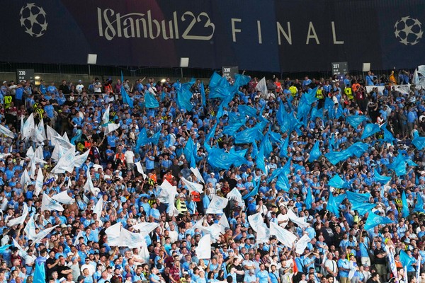 Para suporter Manchester City rasakan pengalaman horor di final Liga Champions. Mereka terjebak berjam-jam di bus sampai muntah dan buang air kecil lewat jendela!