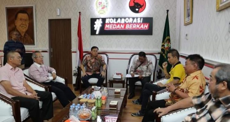 Ketua DPRD Medan Hasyim SE saat menerima kunjungan sejumlah Pengurus Majelis Tinggi Agama Khonghucu Indonesia (MATAKIN) Kota Medan – Sumatera Utara, hari ini di ruang kerjanya.(Foto:www.informasiterpercaya.com)