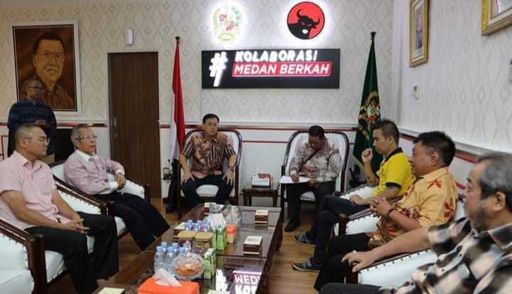 Ketua DPRD Medan Hasyim SE saat menerima kunjungan sejumlah Pengurus Majelis Tinggi Agama Khonghucu Indonesia (MATAKIN) Kota Medan – Sumatera Utara, hari ini di ruang kerjanya.(Foto:www.informasiterpercaya.com)