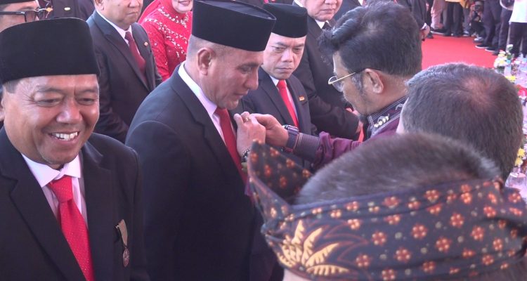 TEKS: Gubernur Sumatera Utara (Sumut) Edy Rahmayadi menerima tanda kehormatan Satya Lencana Wira Karya pada perhelatan pembukaan Pekan Nasional (Penas) XVI Kontak Tani dan Nelayan Andalan (KTNA) di Lapangan Udara Sutan Sjahrir (eks Bandara Tabing) Kota Padang.(Foto:www.informasiterpercaya.com)