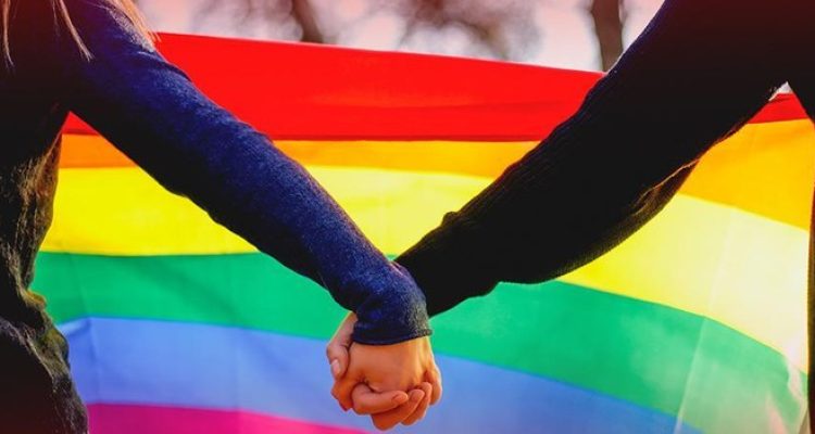 Seorang guru di Italia dilarang mengajar anak-anak di perkemahan musim panas Katolik. Guru tersebut dilarang setelah foto-foto tindakan homoseksualnya tersebar di media sosial.(Foto:www.informasiterpercaya.com)