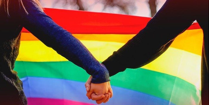 Seorang guru di Italia dilarang mengajar anak-anak di perkemahan musim panas Katolik. Guru tersebut dilarang setelah foto-foto tindakan homoseksualnya tersebar di media sosial.(Foto:www.informasiterpercaya.com)