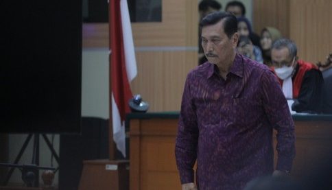 Menko Marves Luhut Binsar Pandjaitan meminta izin majelis hakim untuk menyampaikan sesuatu di akhir sidang kasus pencemaran nama baiknya dengan terdakwa Haris Azhar dan Fatia Maulidiyanti.(Foto:www.informasiterpercaya.com)