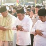 Wali Kota dan Wakil Wali Kota Medan melaksanakan Salat Idul Adha di Lapangan Bola Mabar, Kecamatan Medan Deli, Kamis (29/06/2023).(Foto:www.informasiterpercaya.com)