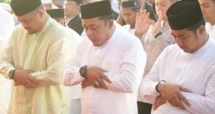 Wali Kota dan Wakil Wali Kota Medan melaksanakan Salat Idul Adha di Lapangan Bola Mabar, Kecamatan Medan Deli, Kamis (29/06/2023).(Foto:www.informasiterpercaya.com)