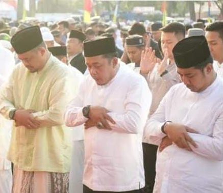 Wali Kota dan Wakil Wali Kota Medan melaksanakan Salat Idul Adha di Lapangan Bola Mabar, Kecamatan Medan Deli, Kamis (29/06/2023).(Foto:www.informasiterpercaya.com)