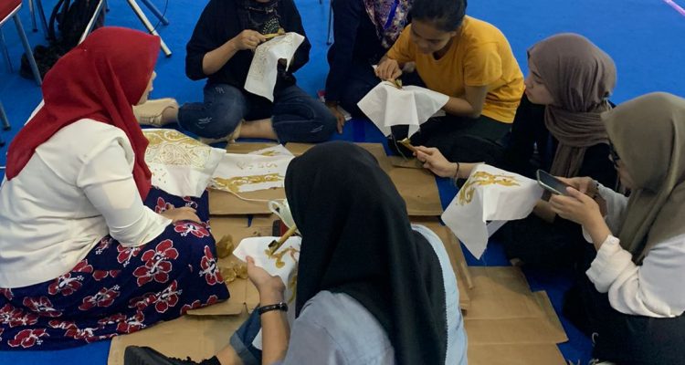 Dinas Koperasi dan Usaha Kecil Menengah (UKM) Provsu dengan menggelar demo membatik untuk pemula.(Foto:www.informasiterpercaya.com)