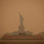 Langit New York benar-benar muram dengan kualitas udara yang buruk banget. Kota besar di Negeri Paman Sam itu gelap karena polusi kebakaran hutan.(Foto:www.informasiterpercaya.com)