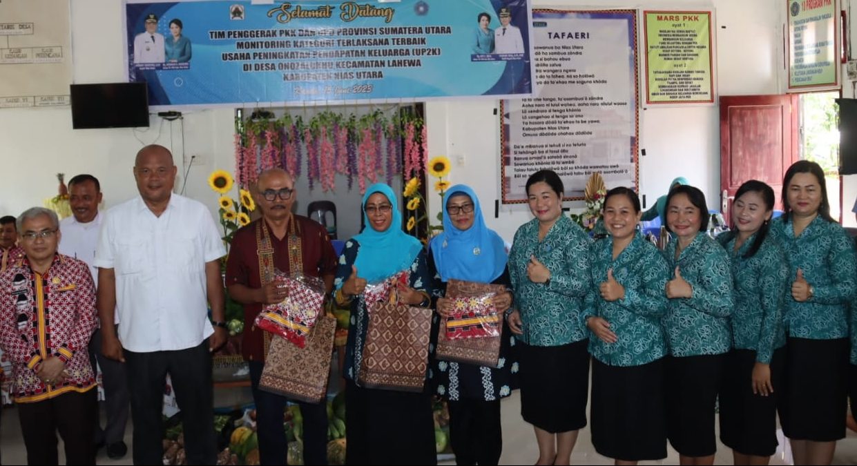 TP PKK Provinsi Sumatera Utara Laksanakan Monitoring UP2K di Desa Onozalukhu Kecamatan Lahewa, Kamis (15 Juni 2023).