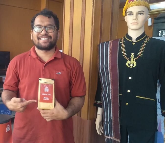 TEKS: Pemerintah Kabupaten (Pemkab) Dairi memamerkan hasil pertanian/perkebunan dan produk unggulan daerah lainnya berupa tenun ulos khas silahisabungan yang memiliki 15 motif yang berbeda dengan tenum daerah lain di seputaran Danau Toba.(Foto:www.informasiterpercaya.com)