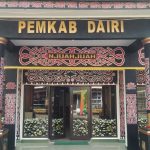 TEKS: Pemerintah Kabupaten (Pemkab) Dairi memamerkan hasil pertanian/perkebunan dan produk unggulan daerah lainnya berupa tenun ulos khas silahisabungan yang memiliki 15 motif yang berbeda dengan tenum daerah lain di seputaran Danau Toba.(Foto:www.informasiterpercaya.com)