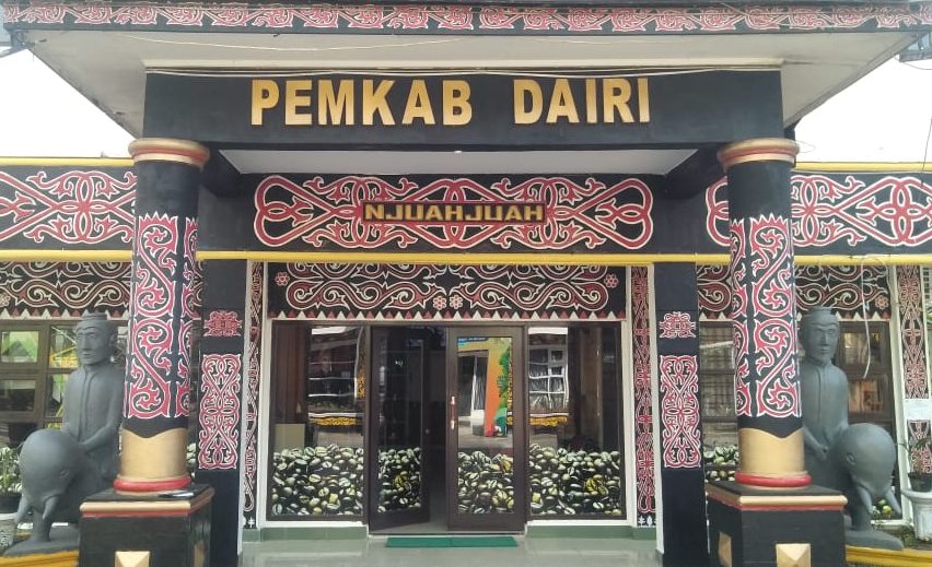 TEKS: Pemerintah Kabupaten (Pemkab) Dairi memamerkan hasil pertanian/perkebunan dan produk unggulan daerah lainnya berupa tenun ulos khas silahisabungan yang memiliki 15 motif yang berbeda dengan tenum daerah lain di seputaran Danau Toba.(Foto:www.informasiterpercaya.com)