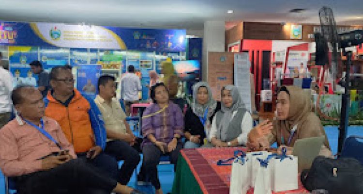 TEKS: Dr Lisni Elysah SPKK, sedang memaparkan perawatan kulit dan kecantikan kepada pengunjung Pekan Raya Sumatera Utara (PRSU).(Foto:www.informasiterpercaya.com)