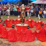 Bupati Nias Barat, Khenoki Waruwu, menghadiri acara puncak Festival Budaya Nias yang diselenggarakan oleh Pemerintah Desa Lologolu Kecamatan Mandrehe di Puncak Harmoni Gunung Somomo, Kabupaten Nias Barat. pada Minggu kemarin, Minggu (16/4/2023).(Foto:www.informasiterpercaya.com)