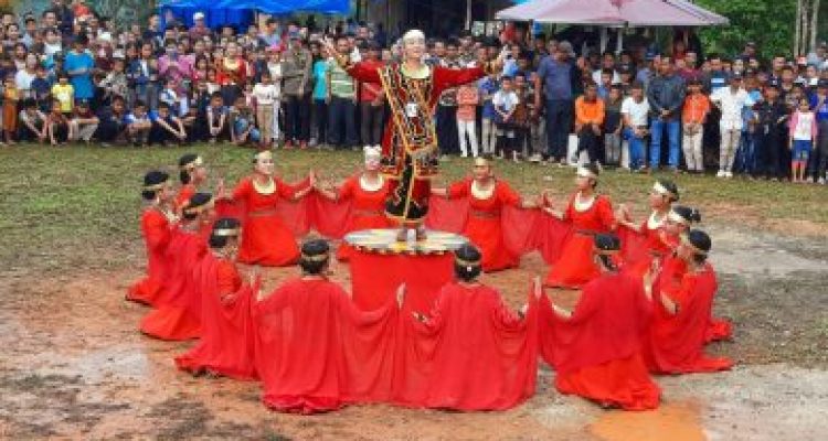 Bupati Nias Barat, Khenoki Waruwu, menghadiri acara puncak Festival Budaya Nias yang diselenggarakan oleh Pemerintah Desa Lologolu Kecamatan Mandrehe di Puncak Harmoni Gunung Somomo, Kabupaten Nias Barat. pada Minggu kemarin, Minggu (16/4/2023).(Foto:www.informasiterpercaya.com)