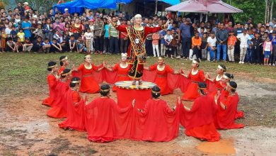 Bupati Nias Barat, Khenoki Waruwu, menghadiri acara puncak Festival Budaya Nias yang diselenggarakan oleh Pemerintah Desa Lologolu Kecamatan Mandrehe di Puncak Harmoni Gunung Somomo, Kabupaten Nias Barat. pada Minggu kemarin, Minggu (16/4/2023).(Foto:www.informasiterpercaya.com)