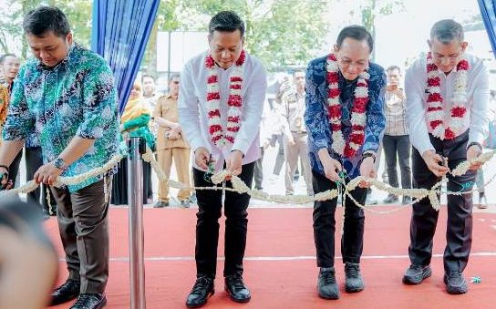 Sekretaris Daerah Kota Medan, Wiriya Alrahman, resmikan Closed House Teaching Farm Fakultas Pertanian Universitas Sumatera Utara (USU) di Fakultas Pertanian USU, Selasa (27/6/2023).(Foto:www.informasiterpercaya.com)