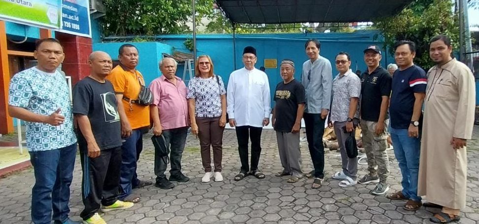 KELUARGA besar SMSI Provinsi Sumatera Utara menyembelih empat hewan kurban di halaman Kampus Sekolah Tinggi Ilmu Komunikasi Pembangunan (STIK-P) Medan, Jalan Sisingamangara Medan, Jumat (30/06/2023).(Foto:www.informasiterpercaya.com)