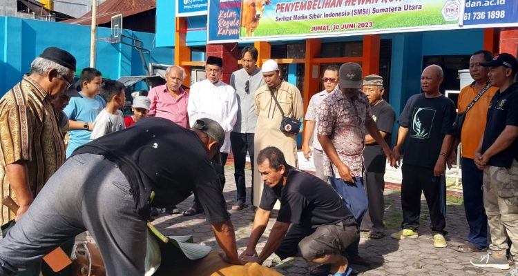 KELUARGA besar SMSI Provinsi Sumatera Utara menyembelih empat hewan kurban di halaman Kampus Sekolah Tinggi Ilmu Komunikasi Pembangunan (STIK-P) Medan, Jalan Sisingamangara Medan, Jumat (30/06/2023).(Foto:www.informasiterpercaya.com)