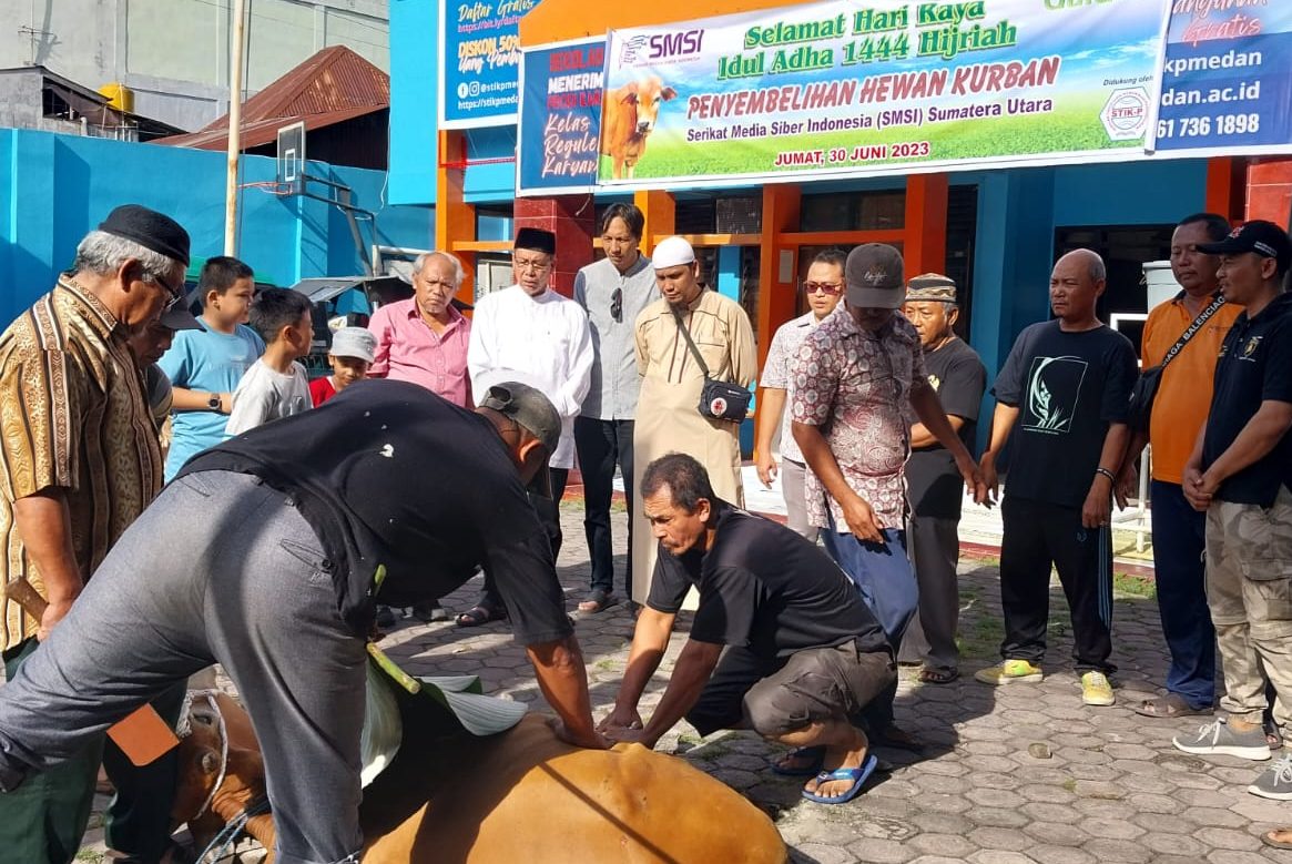 KELUARGA besar SMSI Provinsi Sumatera Utara menyembelih empat hewan kurban di halaman Kampus Sekolah Tinggi Ilmu Komunikasi Pembangunan (STIK-P) Medan, Jalan Sisingamangara Medan, Jumat (30/06/2023).(Foto:www.informasiterpercaya.com)