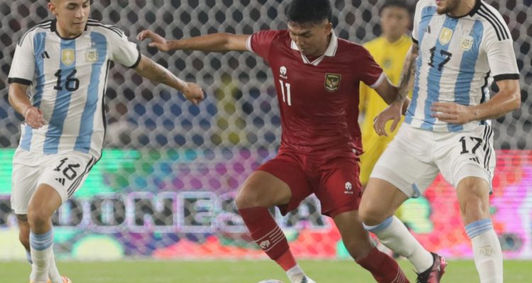 TIMNAS INdonesia harus mengakui keunggulan juara Piala Dunia 2022, Argentina, setelah kalah 0-2 di pertandingan FIFA Match Day di Stadion Utama Gelora Bung Karno, Jakarta, Senin (19/6).(FOTO: www.informasiterpercaya.com)