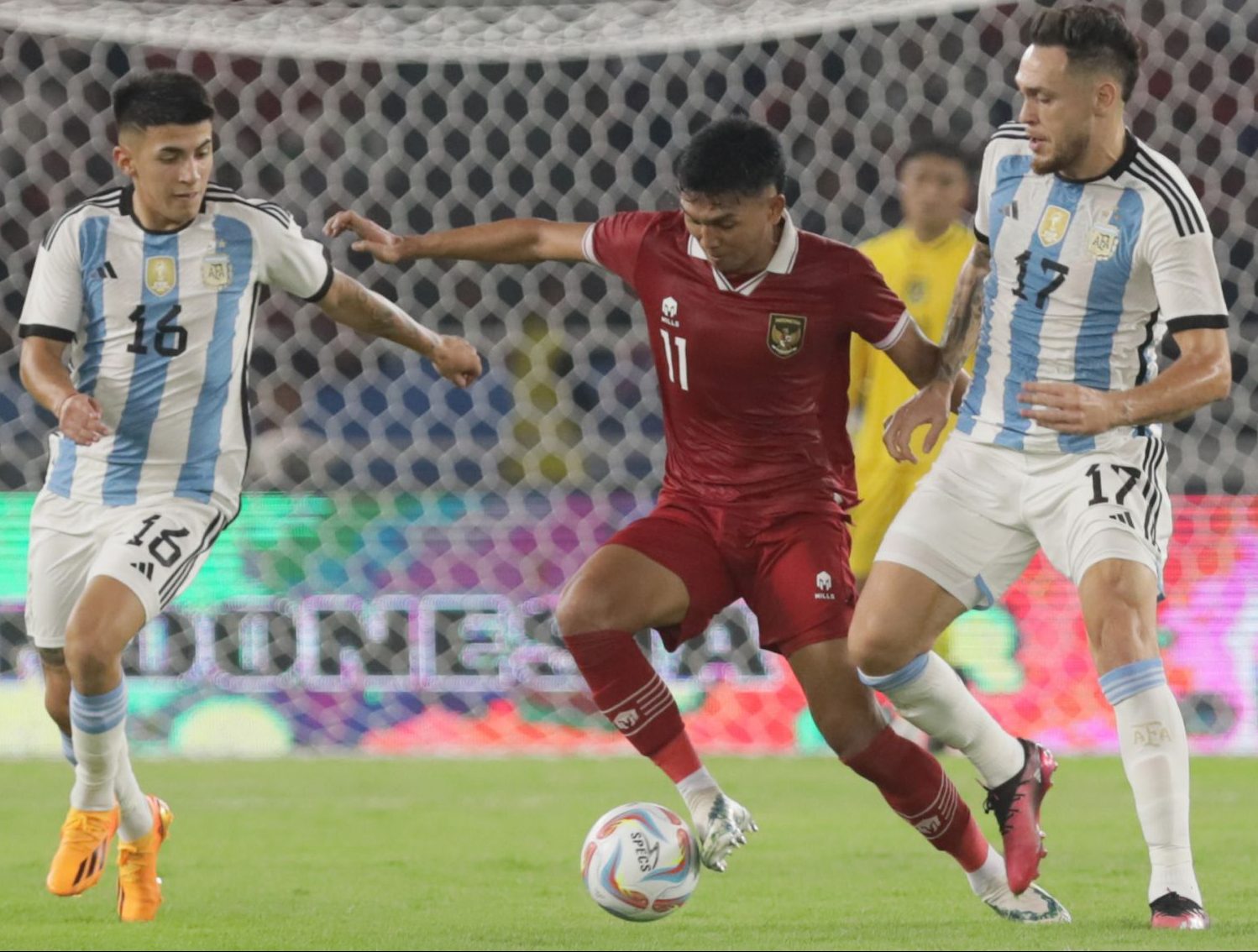 TIMNAS INdonesia harus mengakui keunggulan juara Piala Dunia 2022, Argentina, setelah kalah 0-2 di pertandingan FIFA Match Day di Stadion Utama Gelora Bung Karno, Jakarta, Senin (19/6).(FOTO: www.informasiterpercaya.com)