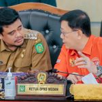 BINCANG-BINCANG: Wali Kota Medan Bobby Nasution bincang-bincang saat Rapat Paripurna DPRD dalam rangka Laporan Reses Kedua Anggota DPRD Tahun 2023 Daerah Pemilihan I s/d V diskor beberapa menit di Gedung DPRD Medan.(Foto:www.informasiterpercaya.com)