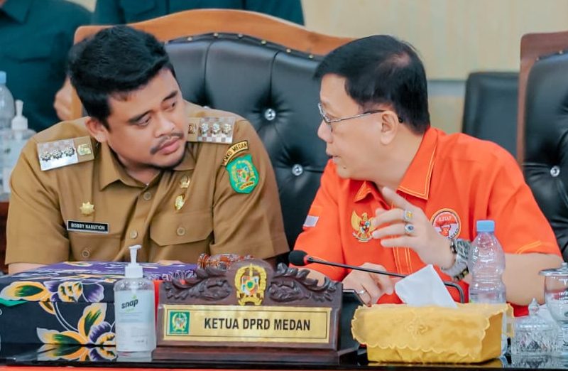 BINCANG-BINCANG: Wali Kota Medan Bobby Nasution bincang-bincang saat Rapat Paripurna DPRD dalam rangka Laporan Reses Kedua Anggota DPRD Tahun 2023 Daerah Pemilihan I s/d V diskor beberapa menit di Gedung DPRD Medan.(Foto:www.informasiterpercaya.com)