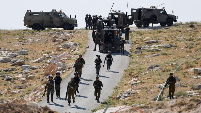 Ilustrasi: Tentara Israel saat terlibat bentrok dengan warga Palestina saat menghancurkan sebuah sekolah di Tepi Barat.(Foto:www.informasiterpercaya.com)