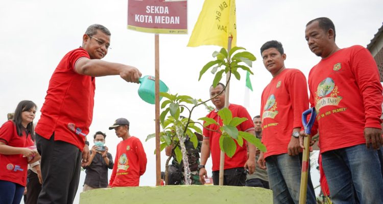 Sekda Kota Medan Wiriya Alrahman dalam Puncak Peringatan Hari Lingkungan Sedunia Tahun 2023 Tingkat Kota Medan yang digelar di TPA Terjun, Medan Marelan, Jum'at (16/6).(Foto:www.informasiterpercaya.com)