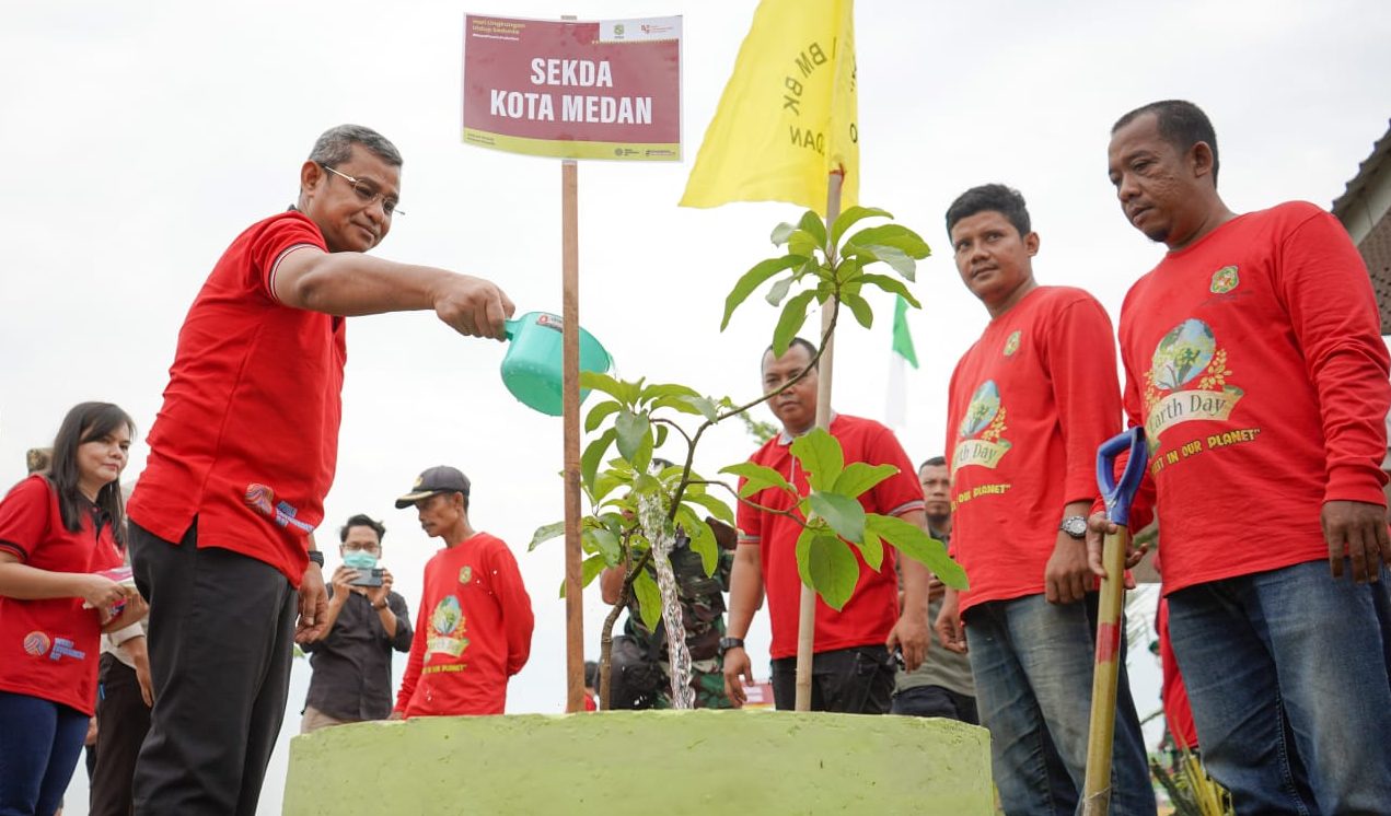 Sekda Kota Medan Wiriya Alrahman dalam Puncak Peringatan Hari Lingkungan Sedunia Tahun 2023 Tingkat Kota Medan yang digelar di TPA Terjun, Medan Marelan, Jum'at (16/6).(Foto:www.informasiterpercaya.com)