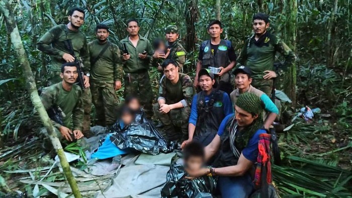 Sejumlah tentara berpose dalam sebuah foto bersama dengan anak-anak, yang wajahnya diburamkan.(Foto:www.informasiterpercaya.com)